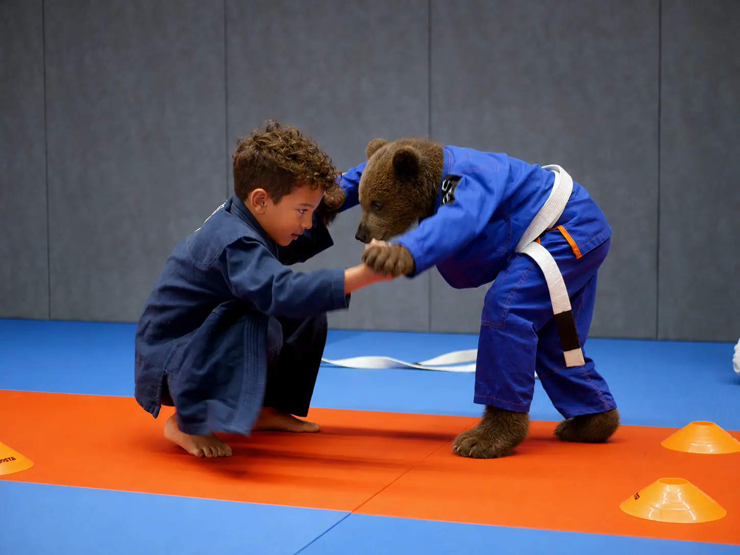 Cours Strongbear Kids Enfant s’exerçant au Jiu-Jitsu avec l’ourson Strongbear